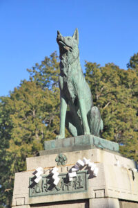 悉平太郎の像